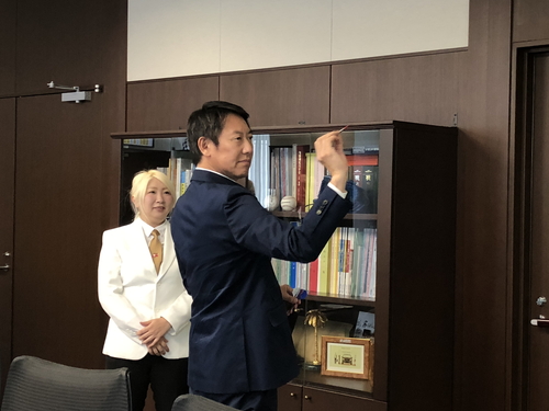 鈴木長官がダーツにチャレンジ(4)